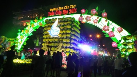 Foreigners enjoy Vietnamese Tet - ảnh 1